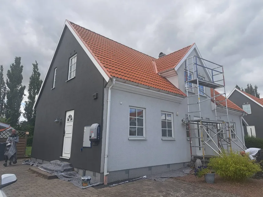 Fasadmålning med ställning i Skåne
