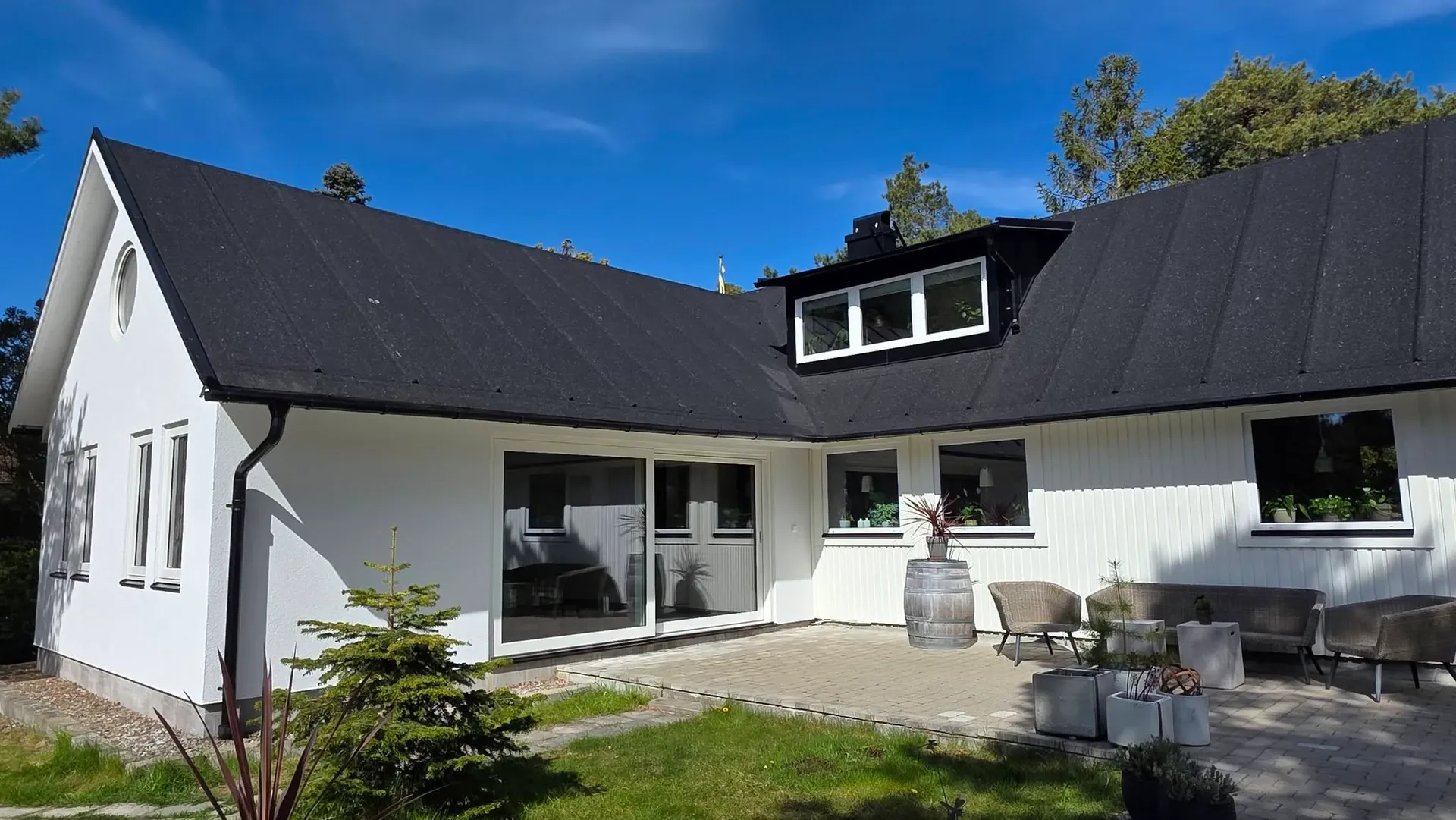 Mörk villa med trädgård